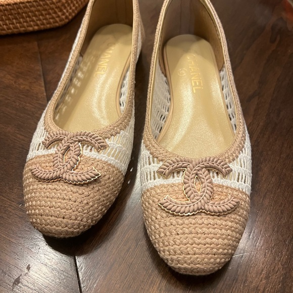 CHANEL Women's Beige and White Woven Flats - Picture 1 of 6